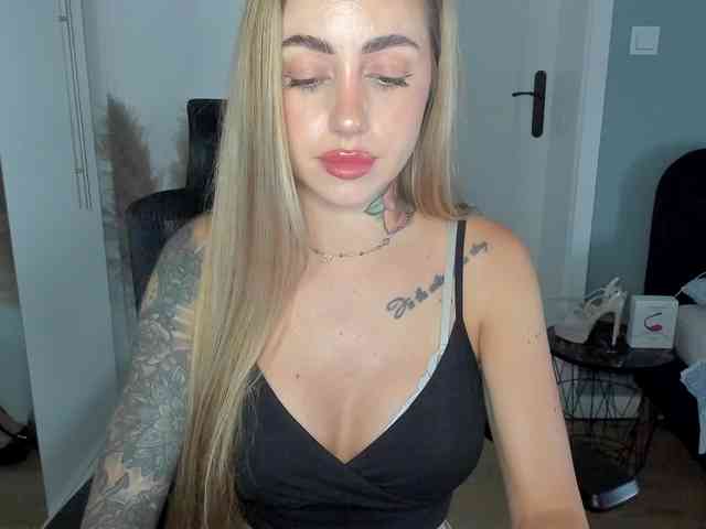 Model: SEXYcoralie