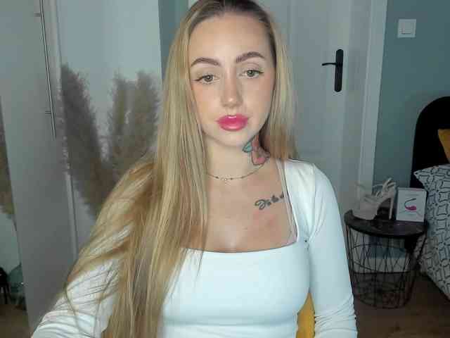 Model: SEXYcoralie