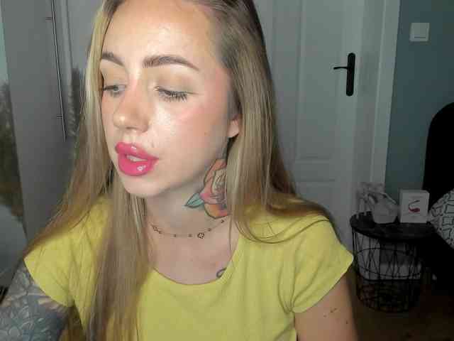 Model: SEXYcoralie