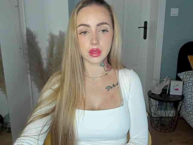 Model: SEXYcoralie