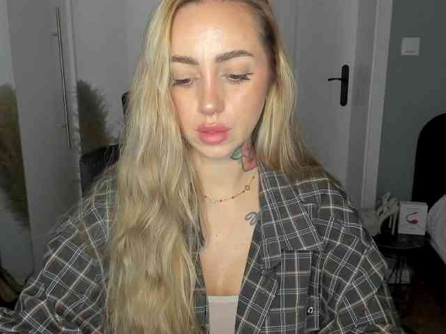 Model: SEXYcoralie