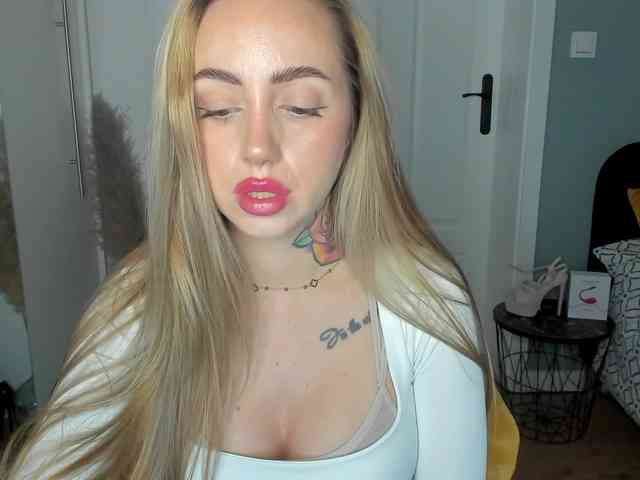 Model: SEXYcoralie