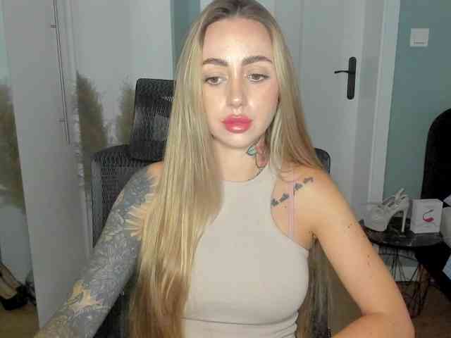 Model: SEXYcoralie