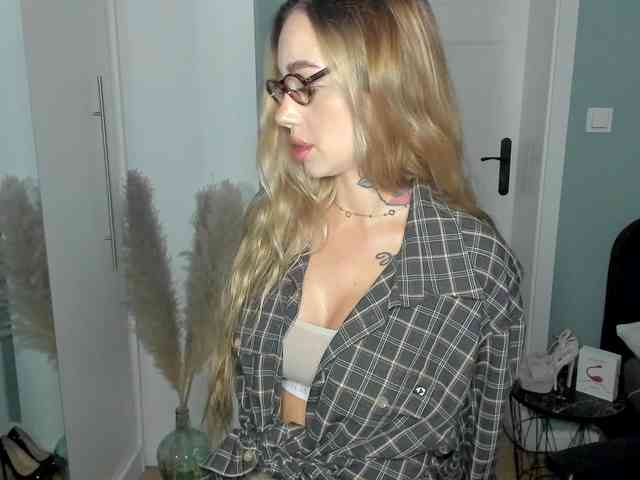 Model: SEXYcoralie