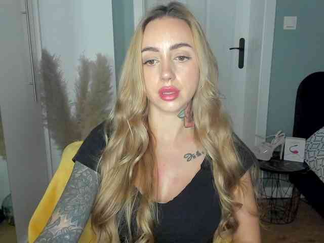 Model: SEXYcoralie