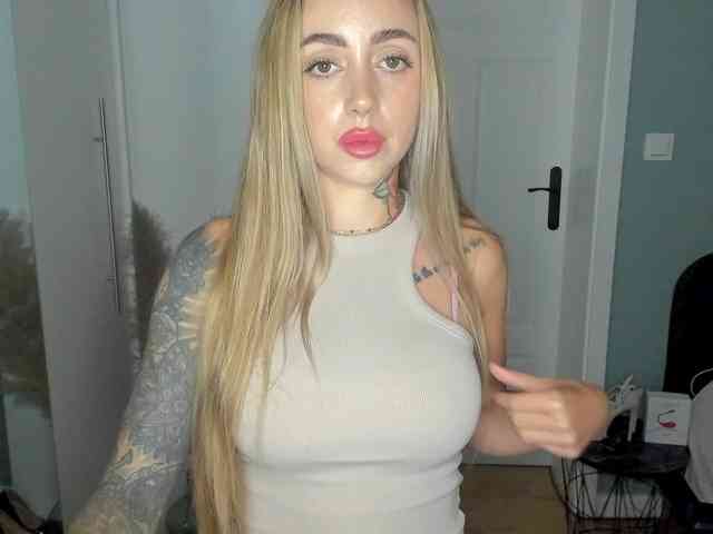 Model: SEXYcoralie