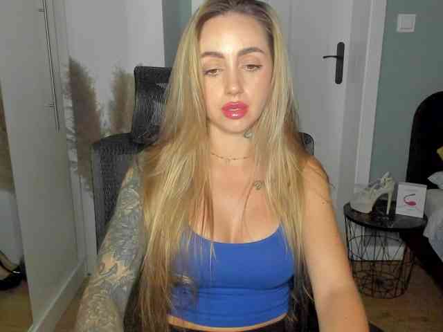 Model: SEXYcoralie