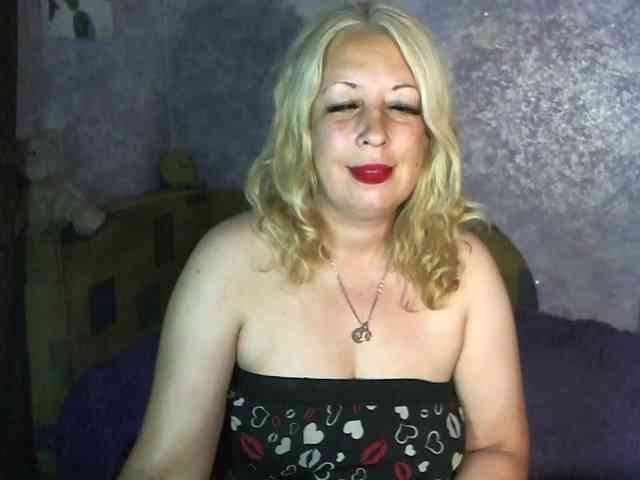 SoftGella Live Webcam on BongaCams