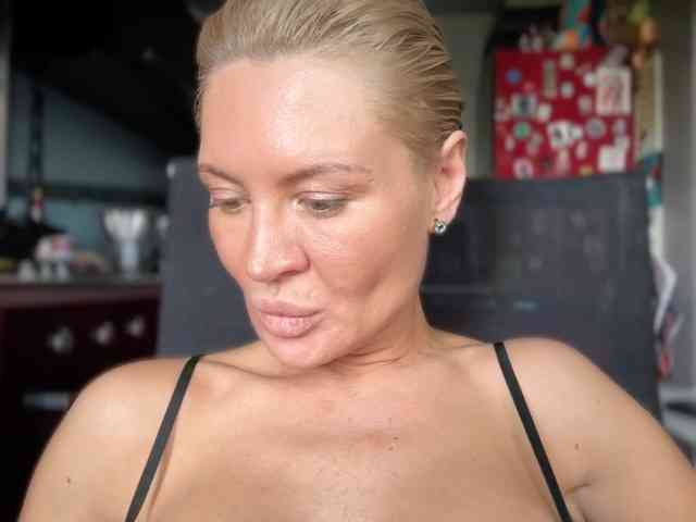 Nikole_Censori webcam