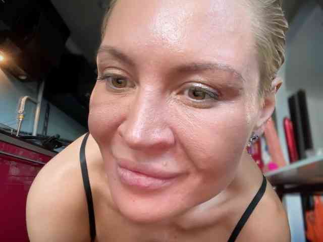 Nikole_Censori webcam
