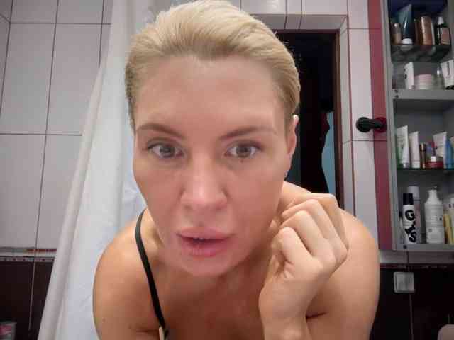 Nikole_Censori webcam
