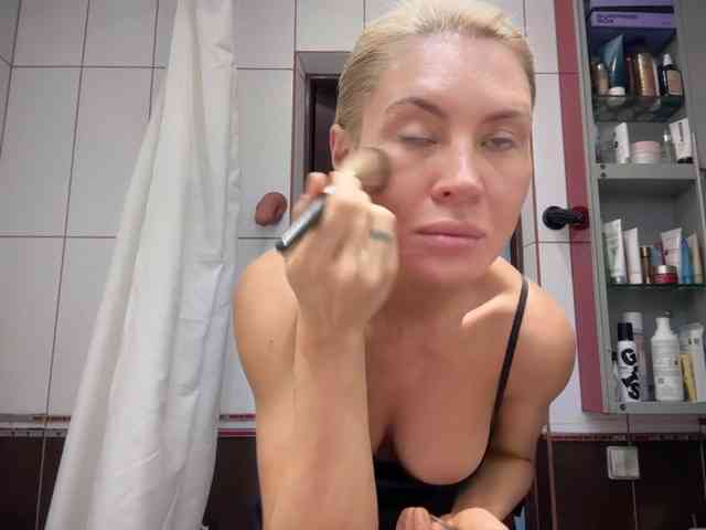 Nikole_Censori webcam