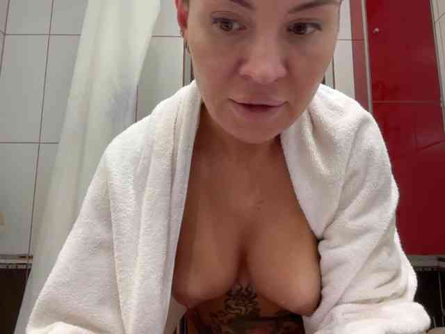 Nikole_Censori webcam