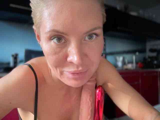 Nikole_Censori webcam