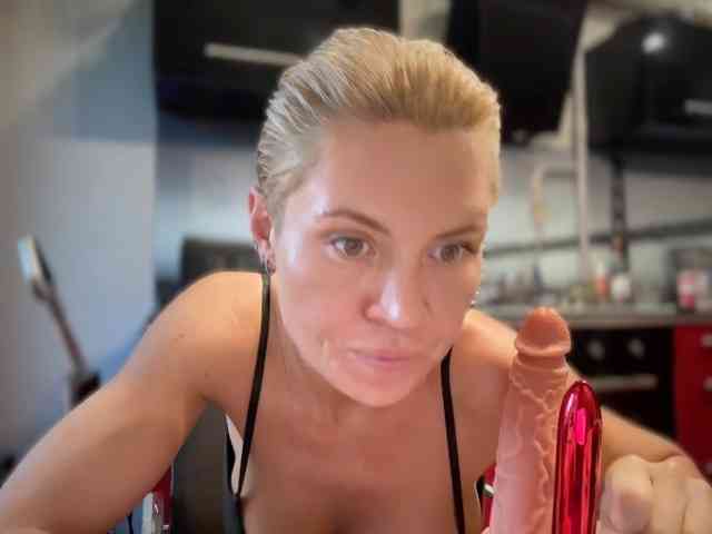Nikole_Censori webcam