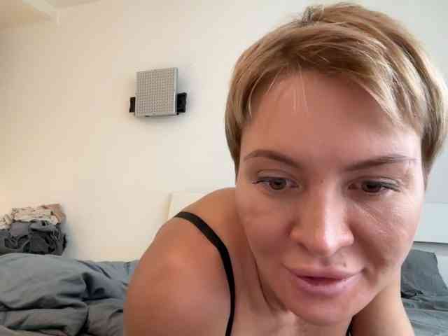 Nikole_Censori webcam