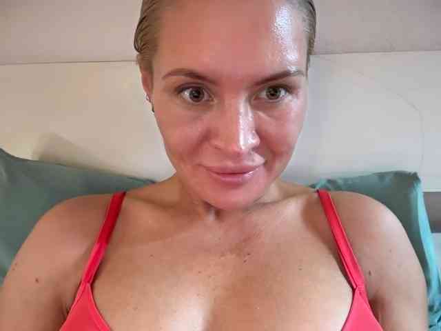 Nikole_Censori webcam