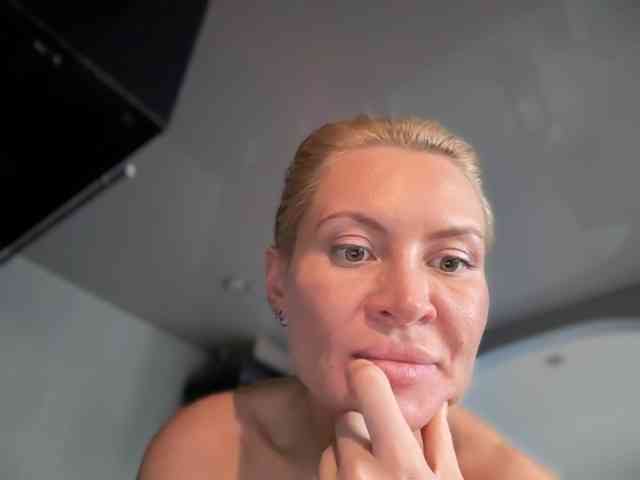 Nikole_Censori webcam
