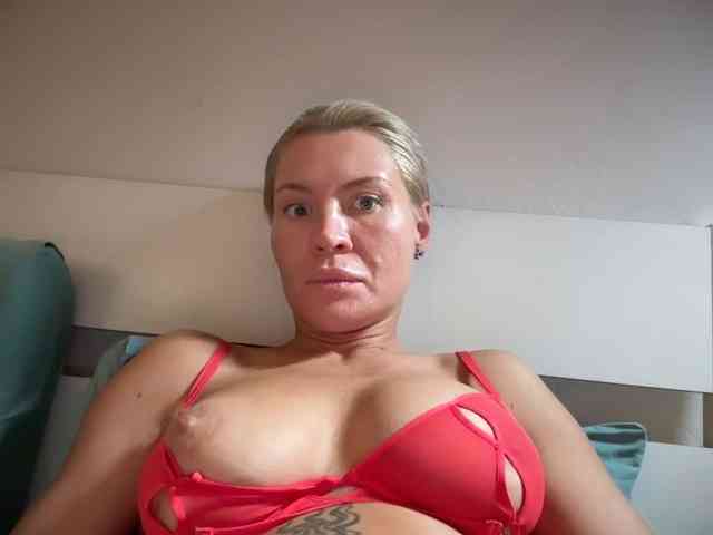 Nikole_Censori webcam