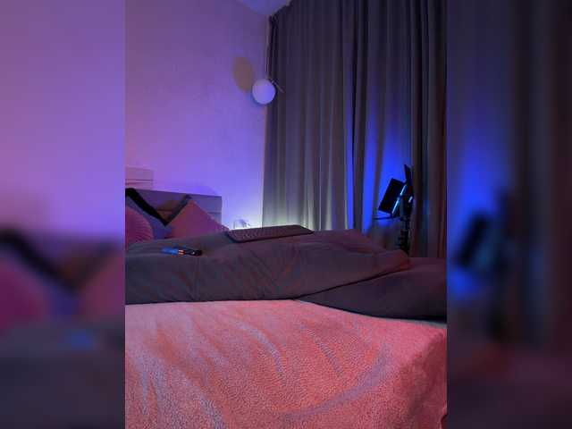WhoreMira live cam on 