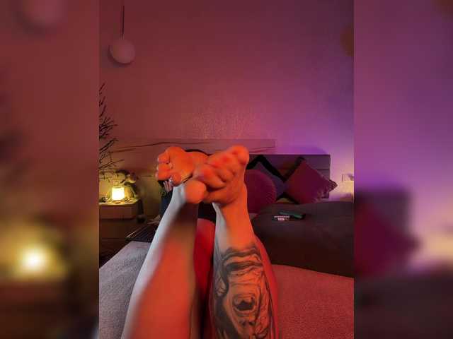 WhoreMira live cam on 
