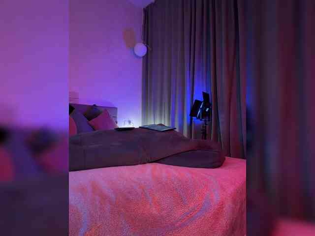WhoreMira live female cam on bongacams