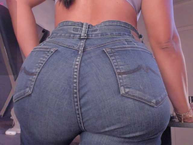 strong-girl live cam on BongaCams