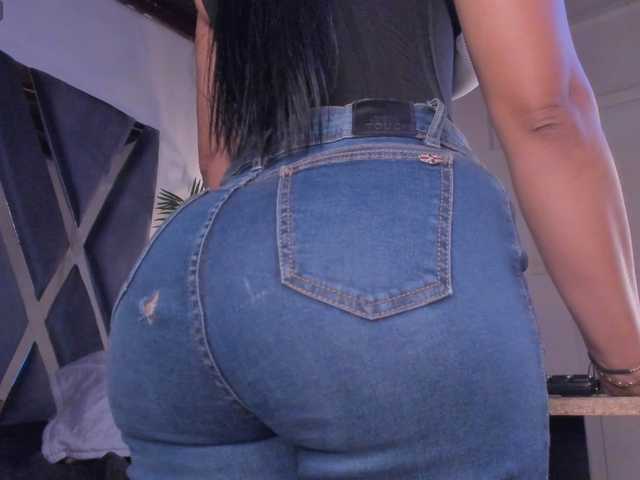 strong-girl live cam on BongaCams