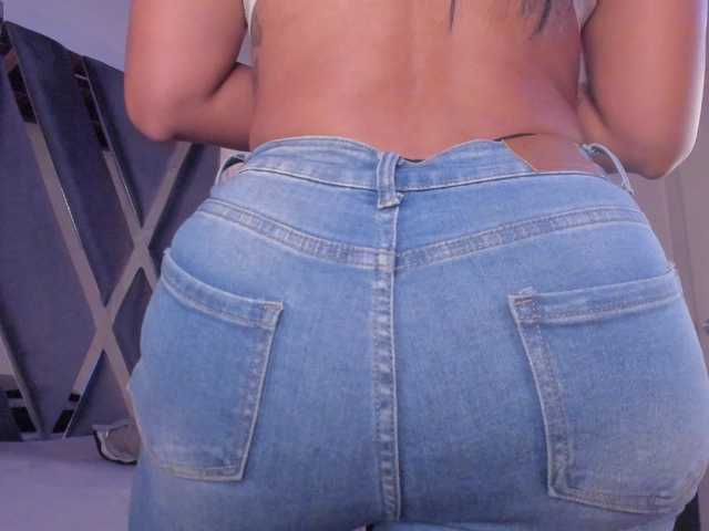 strong-girl live cam on BongaCams
