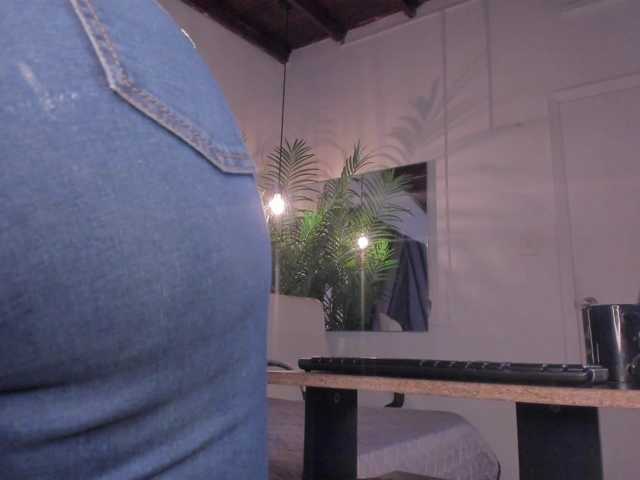 strong-girl live cam on BongaCams