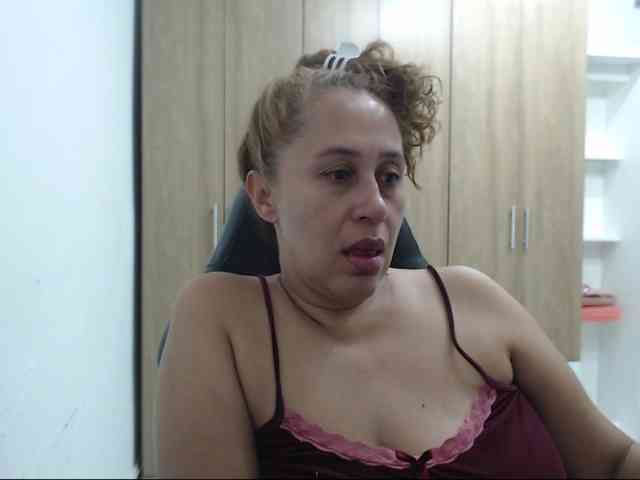 RoxanaMilf webcam