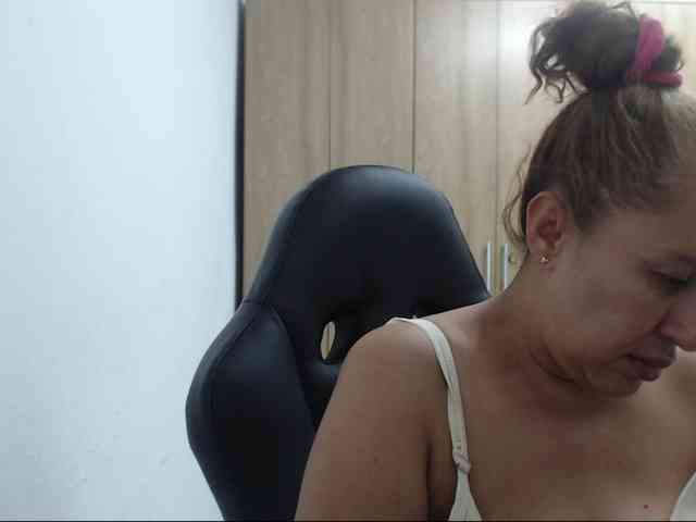 RoxanaMilf webcam