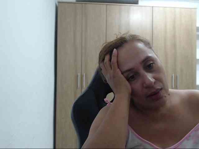 RoxanaMilf webcam