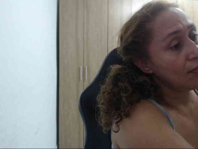 RoxanaMilf webcam