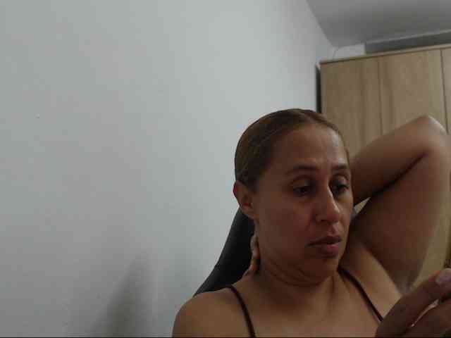 RoxanaMilf webcam