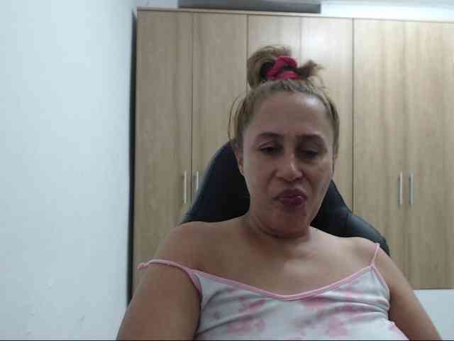 RoxanaMilf webcam