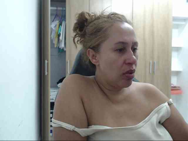RoxanaMilf webcam