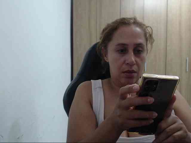 RoxanaMilf webcam