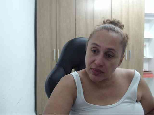 RoxanaMilf webcam