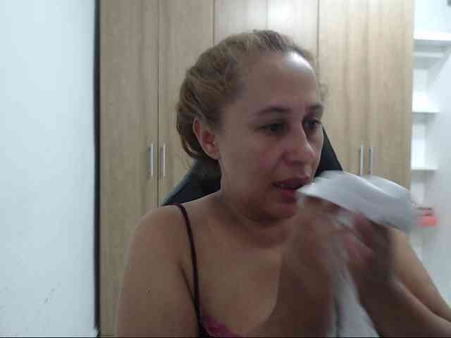 RoxanaMilf webcam