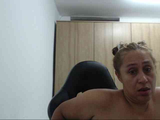 RoxanaMilf webcam