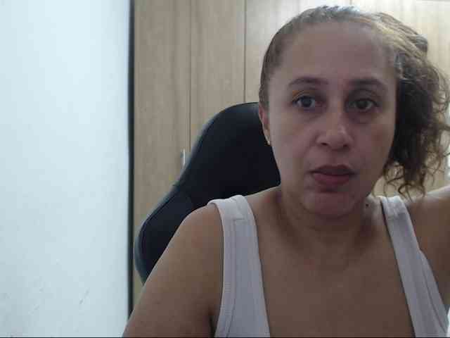 RoxanaMilf webcam