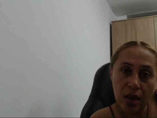 RoxanaMilf webcam