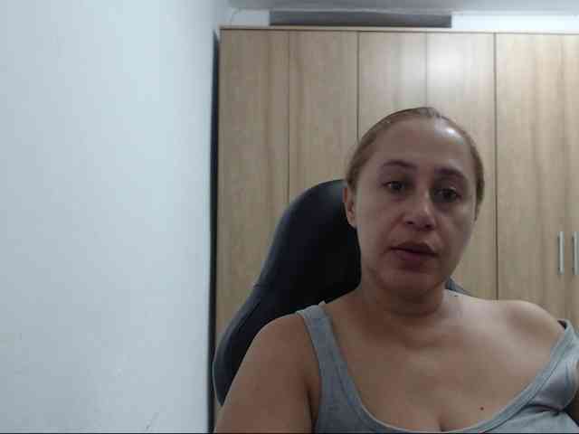 RoxanaMilf webcam