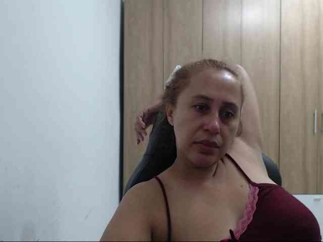 RoxanaMilf webcam