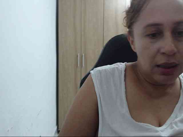 RoxanaMilf webcam