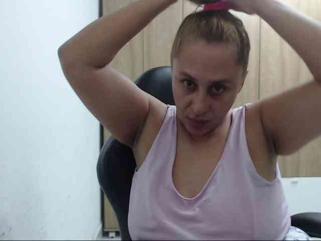 RoxanaMilf webcam