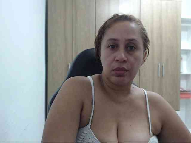 RoxanaMilf webcam