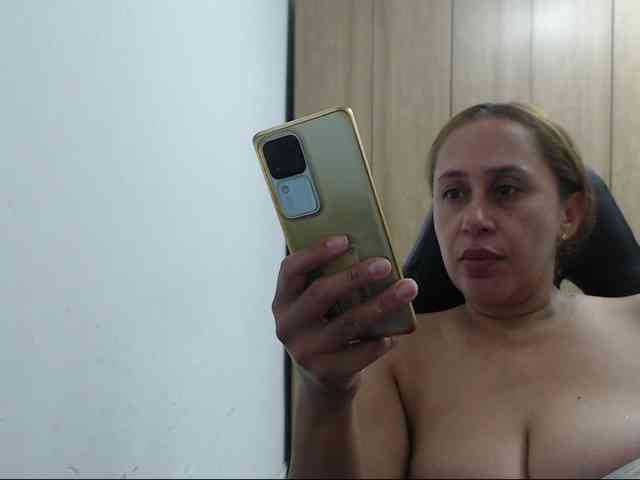 RoxanaMilf webcam