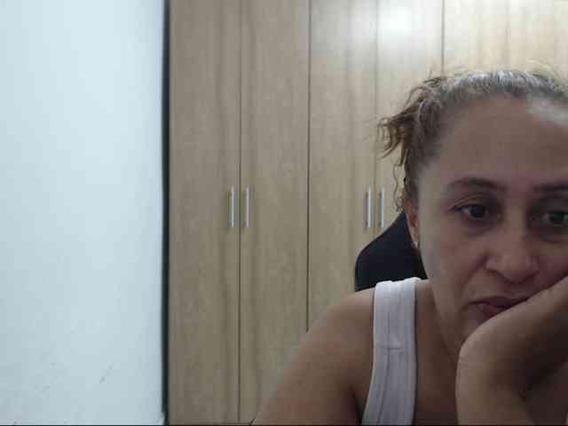 RoxanaMilf webcam